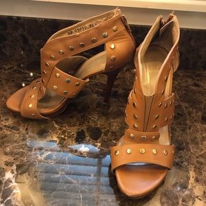 Stuart Weizmann studded high heal shoe sz8.5